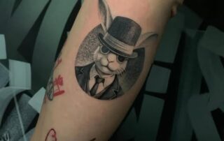 Black & Grey Tattoo Hase mit Zylinder an der Wade Black & Grey Tattoo Hase mit Zylinder an der Wade – Iron Ink Gevelsberg