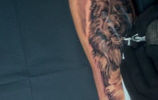 Realistisches Black & Grey Wolf-Tattoo am Unterarm Realistisches Black & Grey Wolf-Tattoo am Unterarm – Iron Ink Gevelsberg
